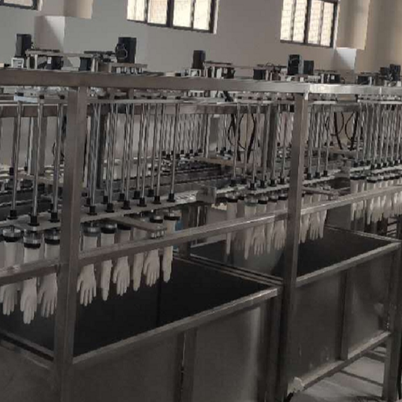 Avec une machine, on a fabriqué des milliers de gants.